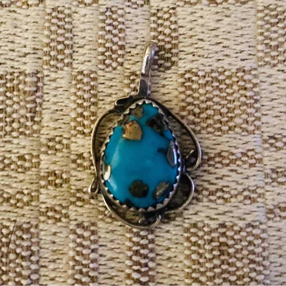 Native American teardrop shaped Turquoise and sterling silver Pendant. - Picture 2 of 3